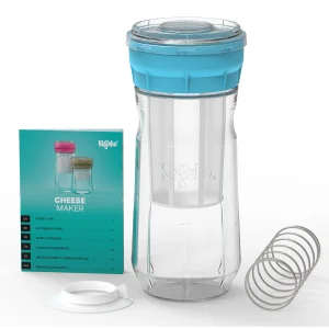 1400 ml-es sajtkészítő és fermentáló üveg átlátszó csavaros fedővel, fehér hálós kosárral, fehér szilikon nyomótárcsával, rugóval és választható színű leszorító gyűrűvel. Otthoni sajtkészítéshez