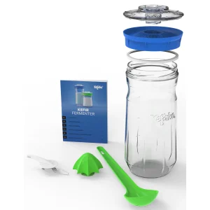 1400 ml-es kefirfermentáló üveg kék csavaros szűrőfedéllel, fehér terelőlappal, zöld keverőpálcával és zöld gyümölcsfacsaróval. Ideális vízikefir és tejkefir készítéséhez.